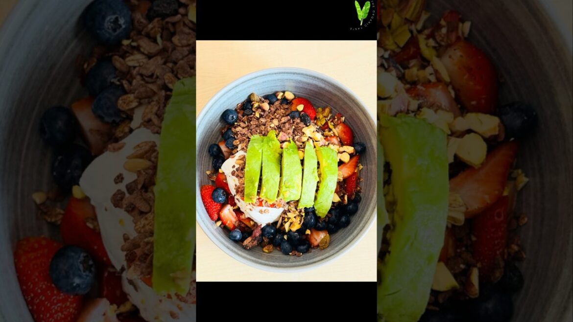 Greek yogurt parfait #shorts #ytshorts #parfait #greekyogurt #healthyfood  #homeessentials