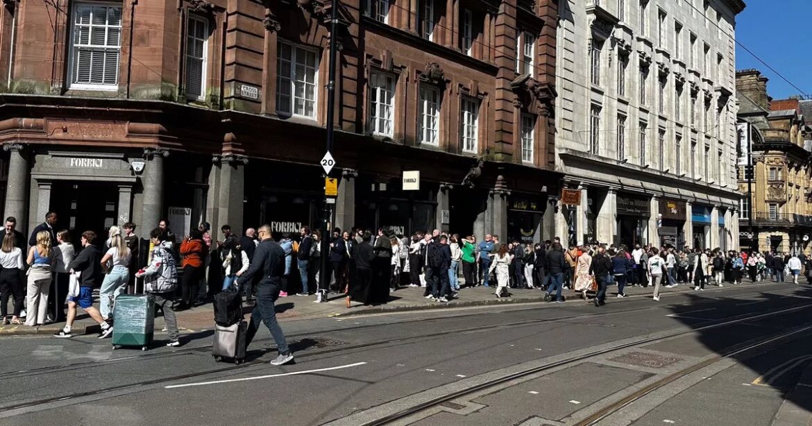 Huge queues as people head out in the sunshine for new Manchester pizzeria Ipso logo