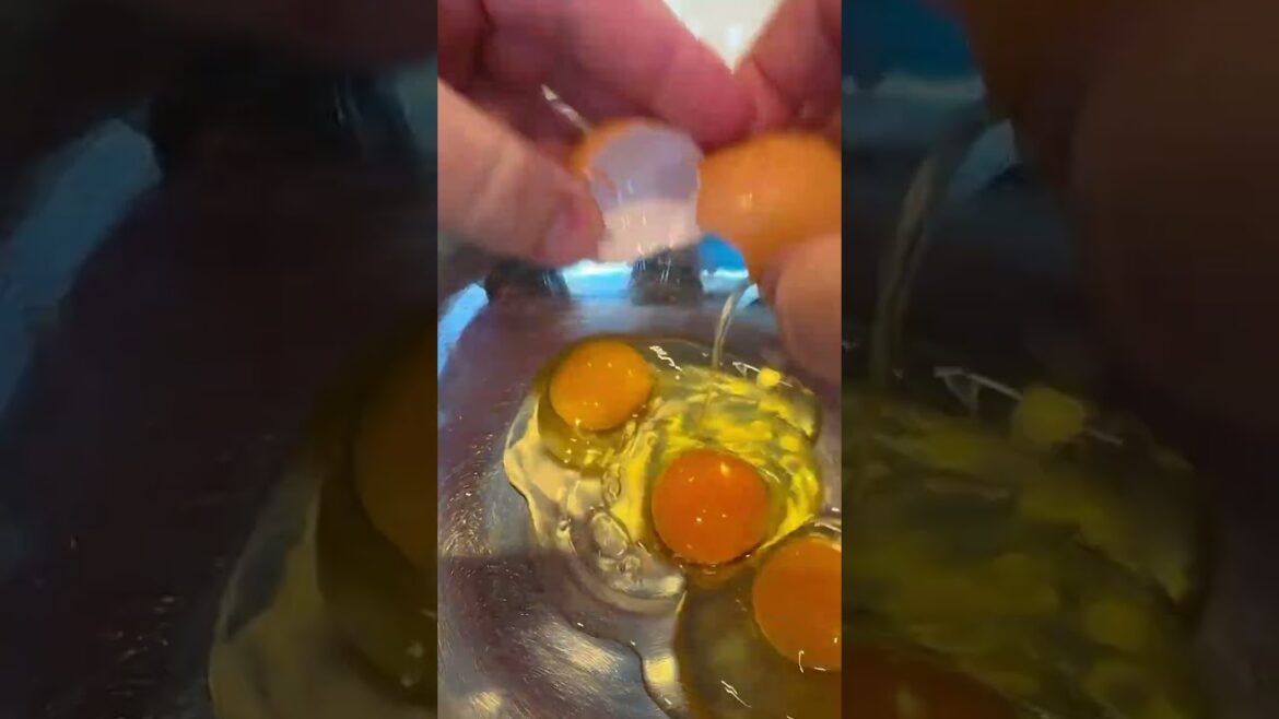 KOTOSOUPA AVGOLEMONO – Traditional Greek Chicken Soup with Egg-Lemon Sauce #greek #soup #shorts