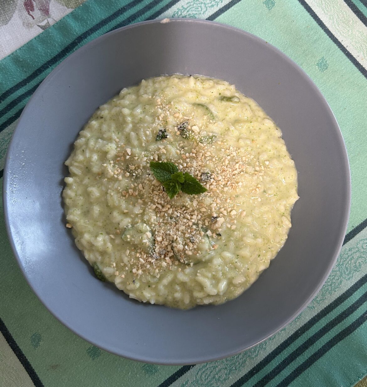 Risotto con crema di zucchine, anacardi e menta