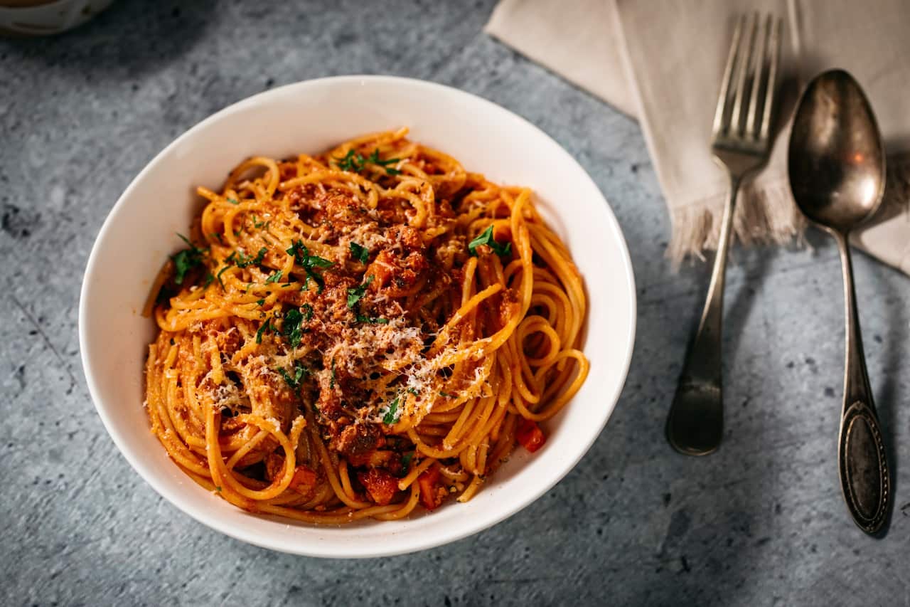 2022-05-05-tcu-s3-rx018-heart-sing-adam-liaw-spaghetti-bolognaise-v1-l.jpg