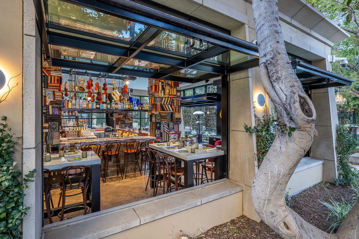 A view of Settecento restaurant from the outside.