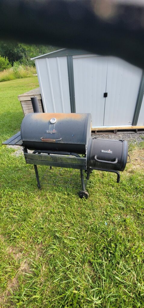 Got this grill at an auction for 26$. Little wire brush and the thing is like new