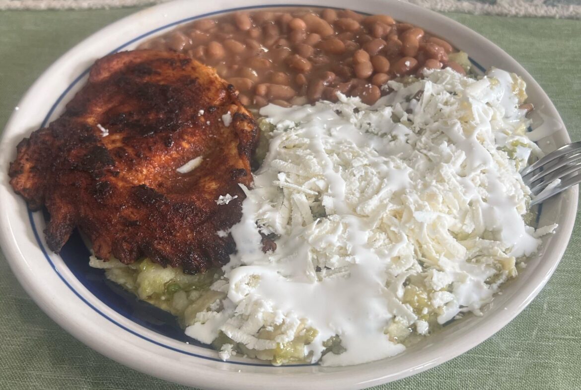 Pechugita de pollo, chilaquiles y frijoles