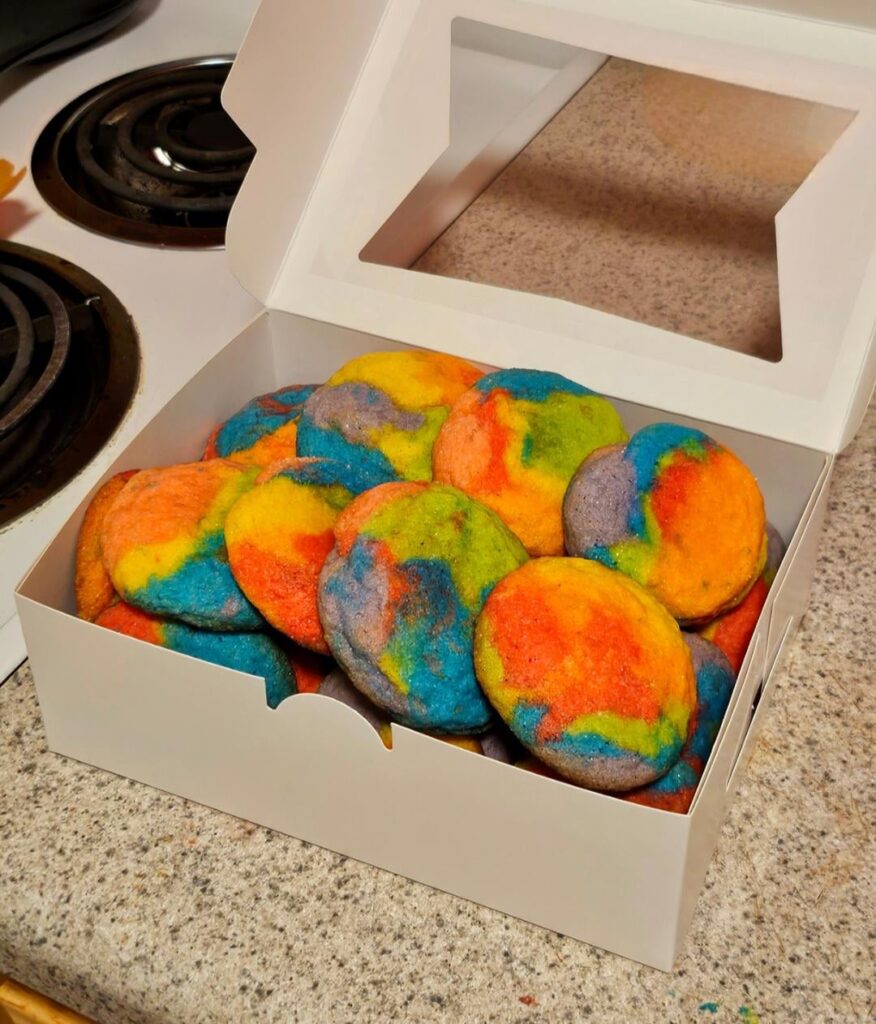 I made pride cookies & I'm rather proud of them! Happy pride everyone 🍪🏳️‍🌈❤️