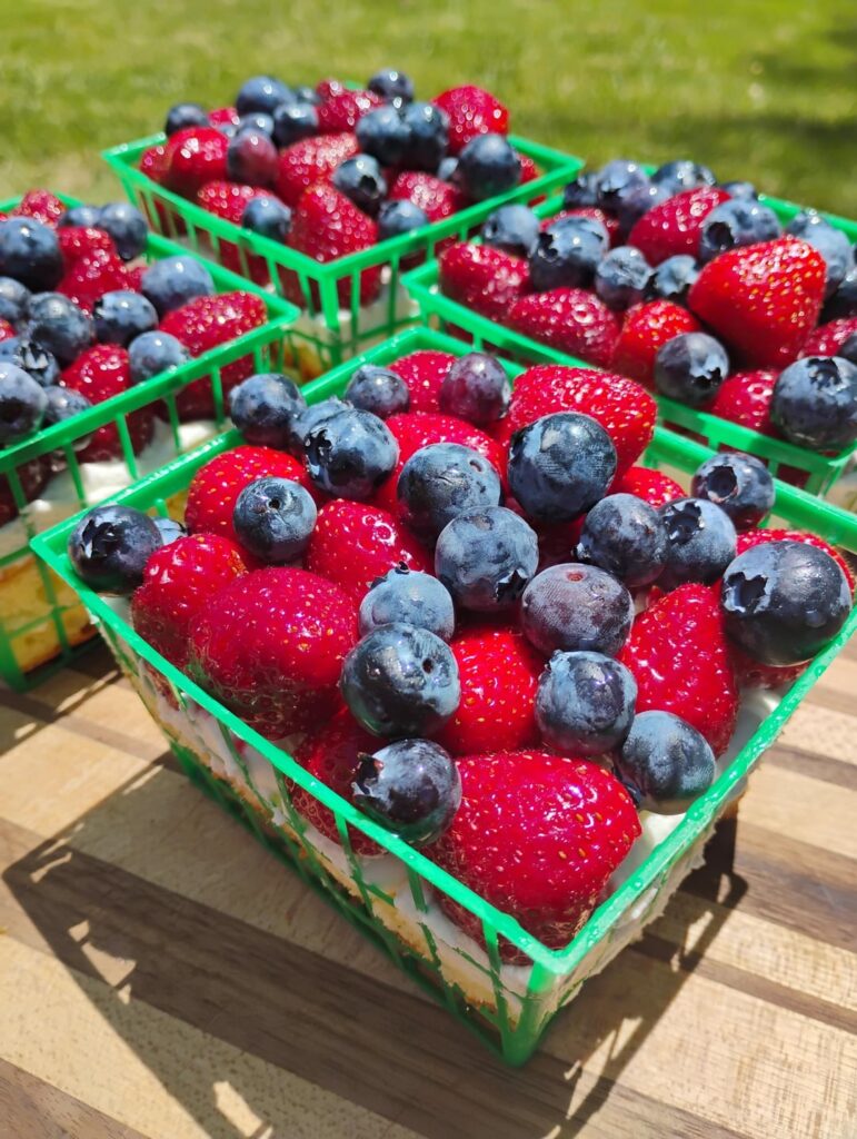 Strawberry basket cakes