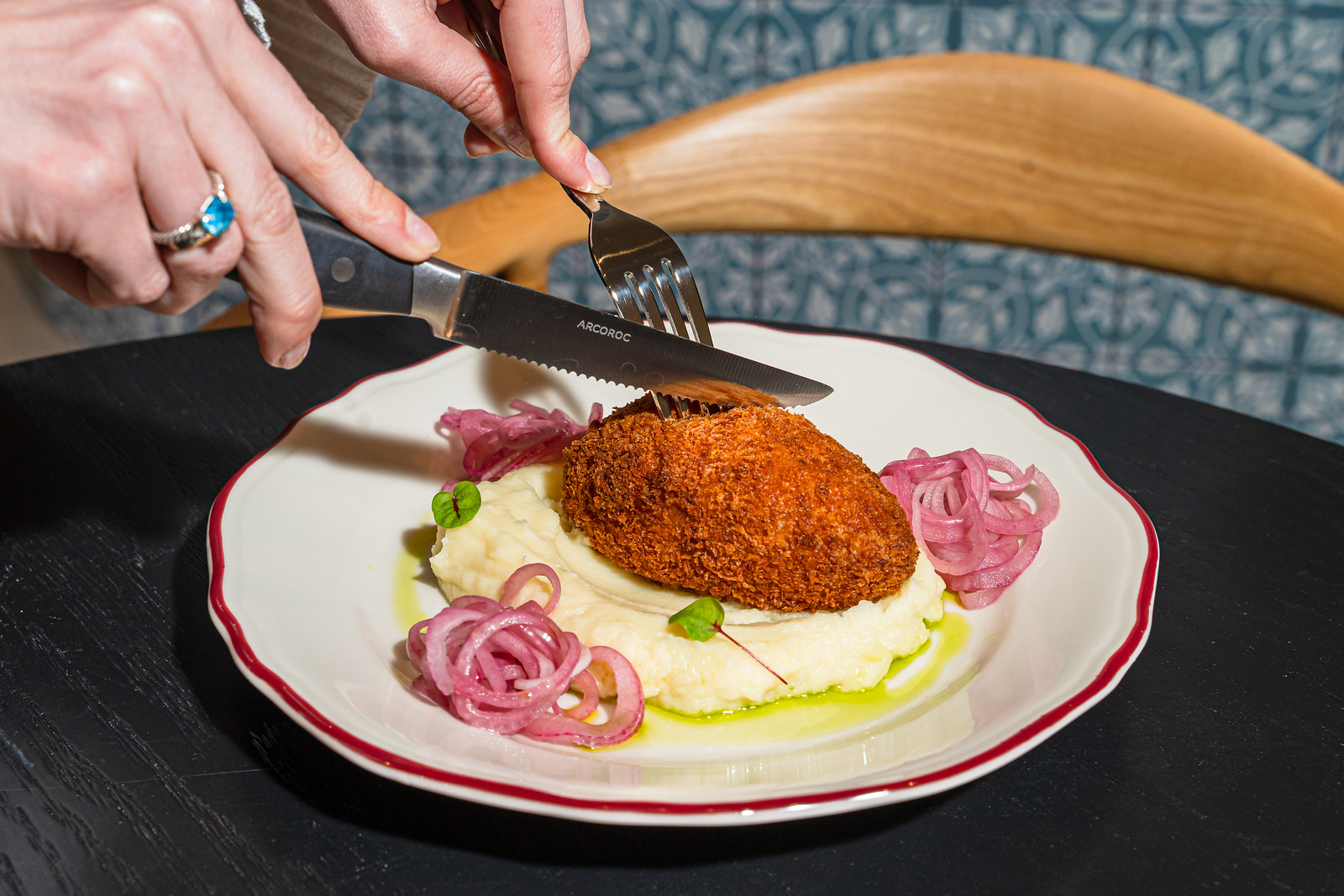 Chicken kyiv getting sliced through.