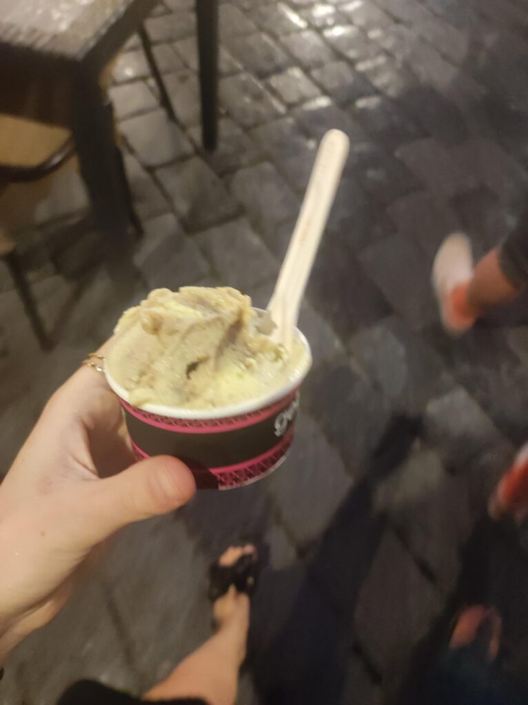 Italian gelato calories? pistaccio and tiramisu flavors.
