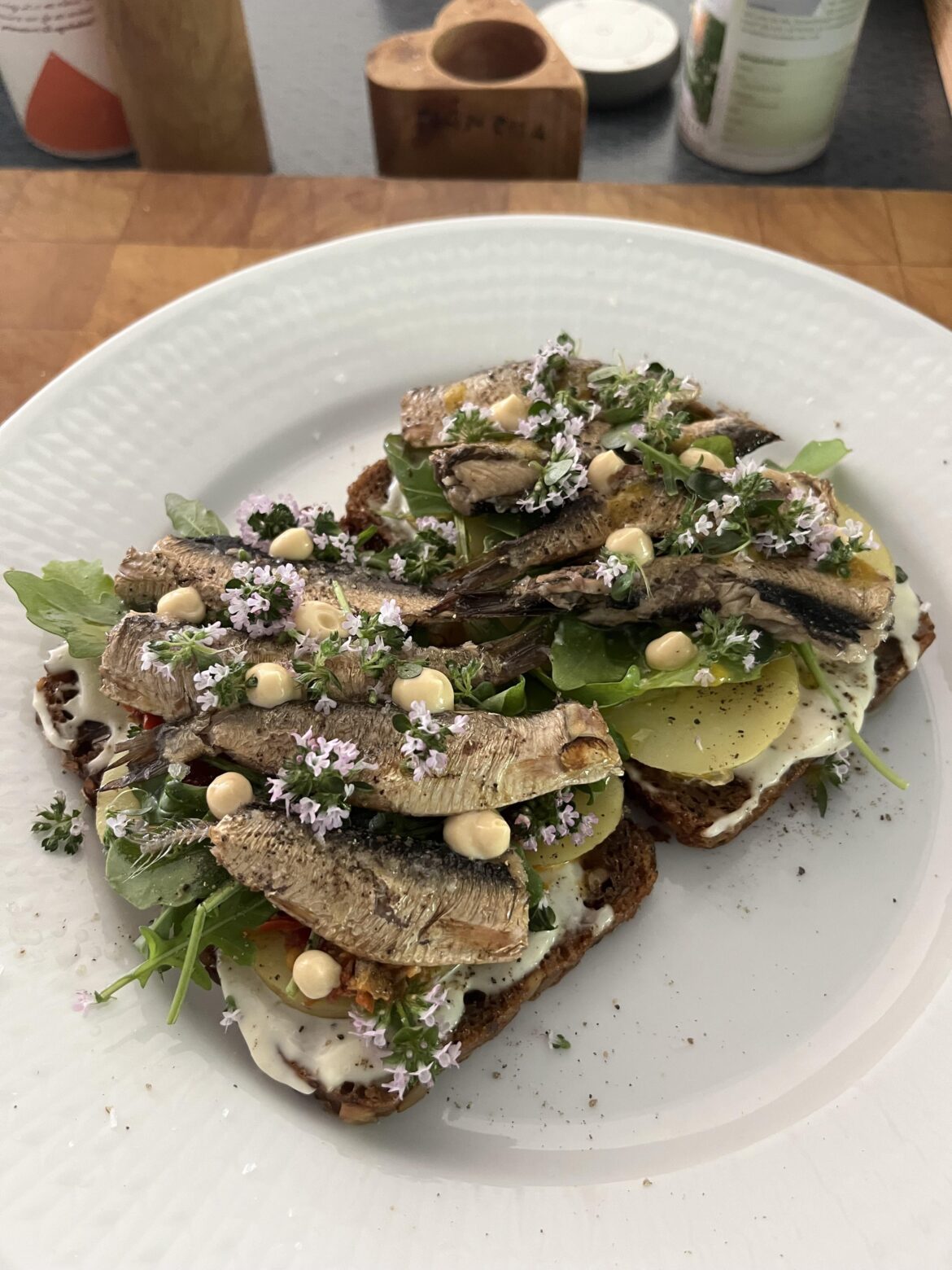 A sardine sandwich can be pretty