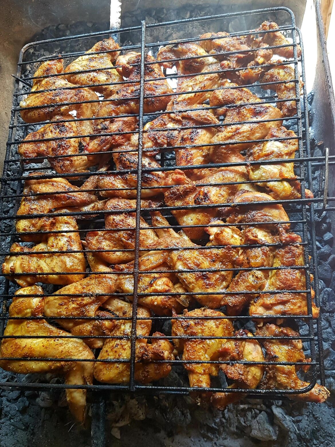 Wings bbq today. Seasoned with curry, garam masala and garlic. Threw a handful of walnut wood chips on the charcoals and nobody felt like adding any sauce. Only some tzatziki on the side along with fries and salad.