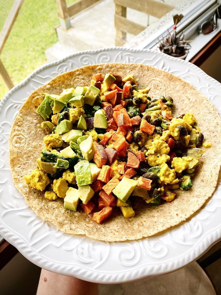 Breakfast burrito! Double tofu, black beans, air-fryed sweet potatoes, veggies and avocado on a protein wrap 467 kcal/35,4g protein/16g fibers