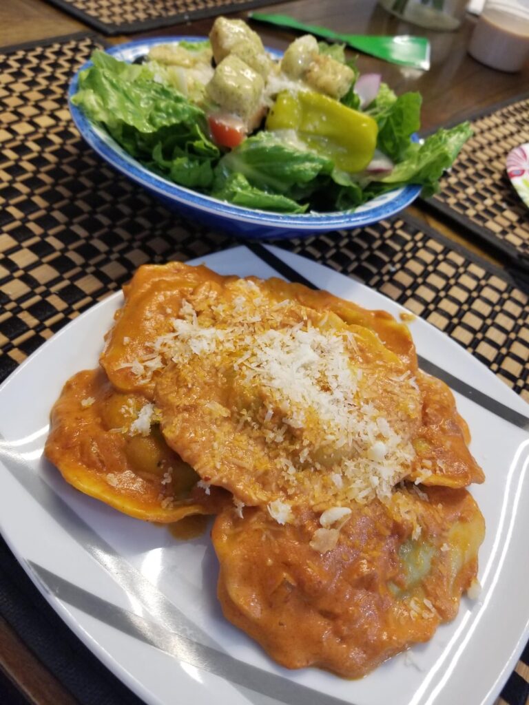 [Homemade] Ravioli alla vodka with Olive garden salad copy cat