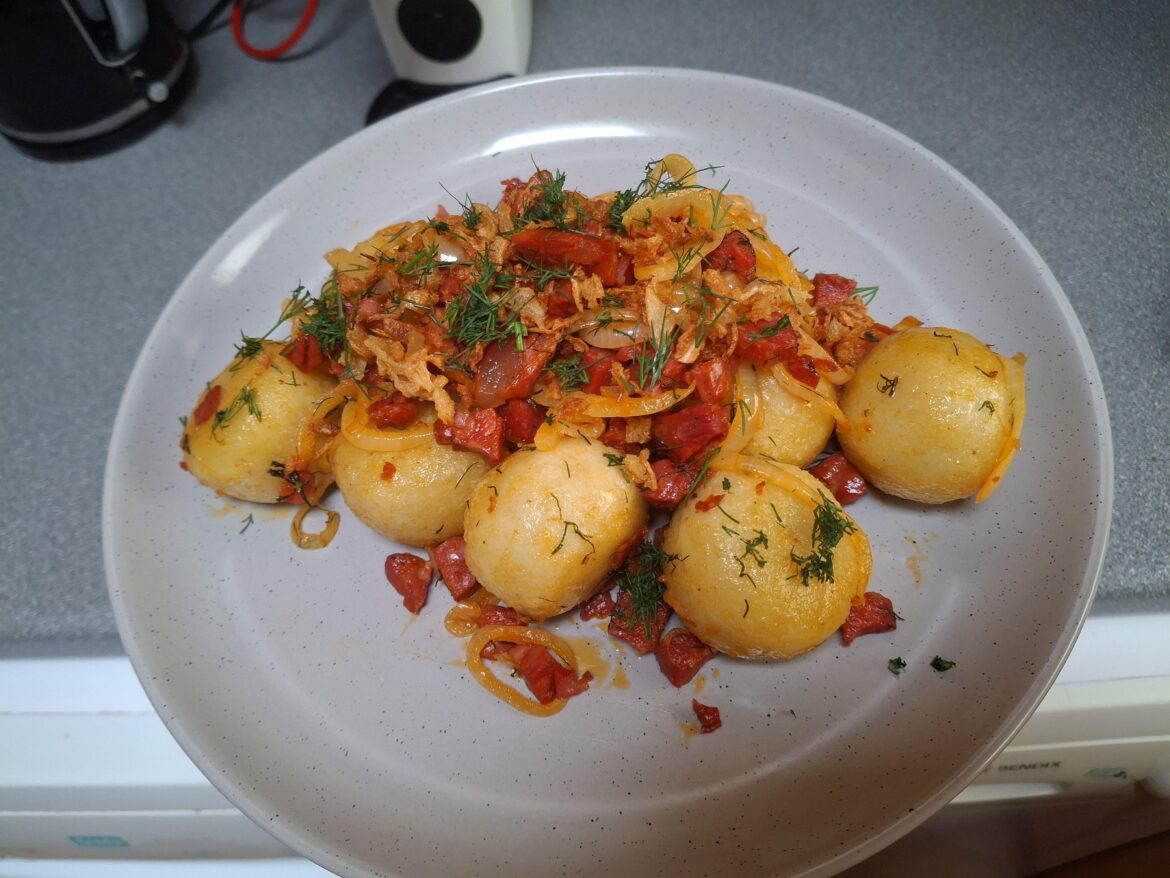 Pyzy z Mięsem with the very non traditional addition of chorizo (I was just using up what I had in my fridge), tastes so good!