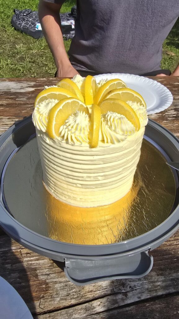 Lemon and blueberries cake for a birthday 🎂