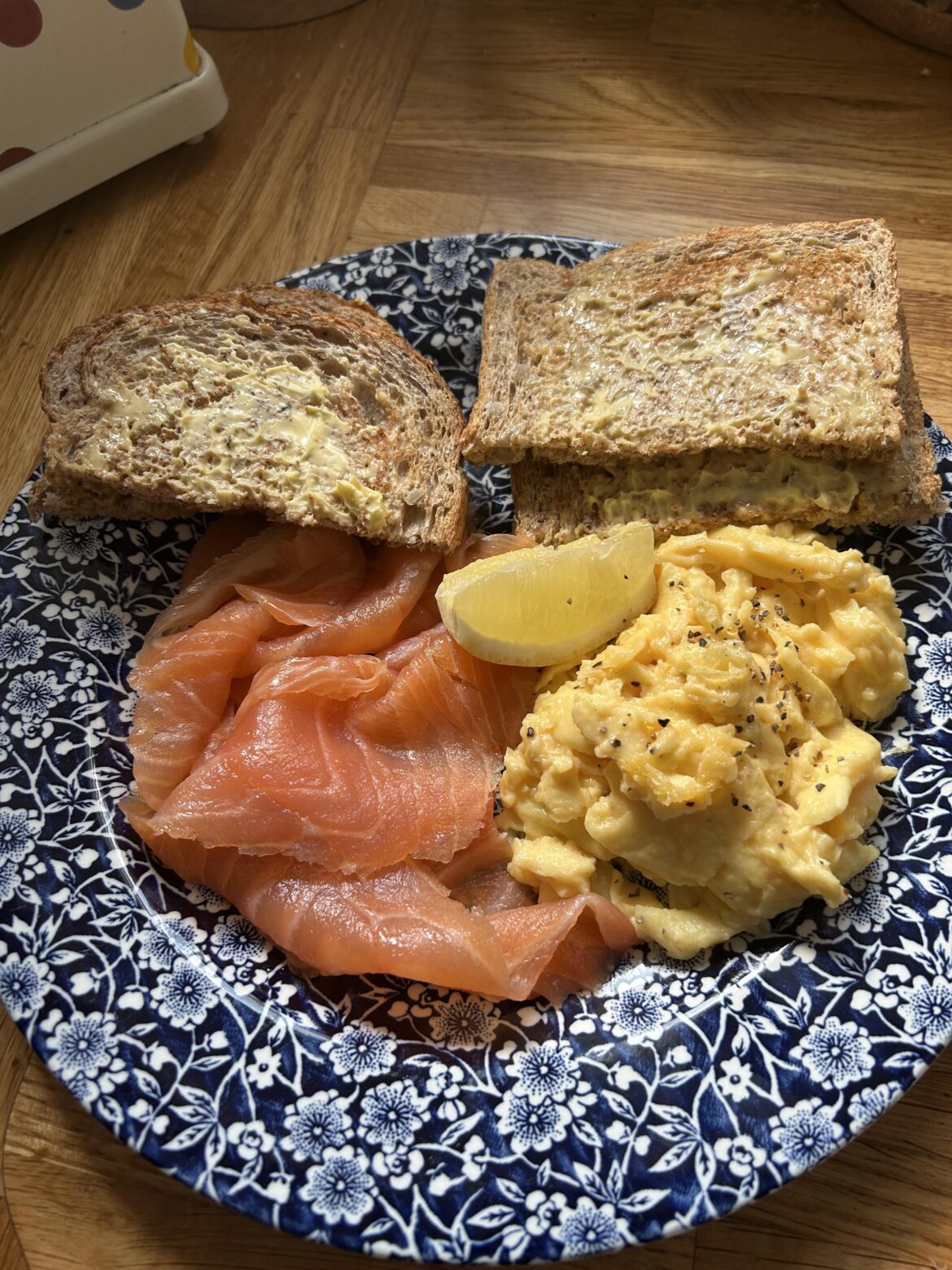 Smoked salmon - scrambled egg - toast