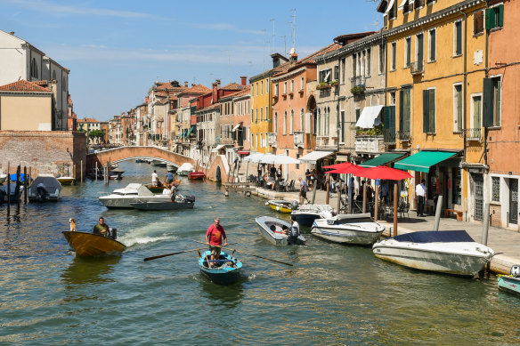 The Rio della Misericordia canal is in the sestiere of Cannaregio. 