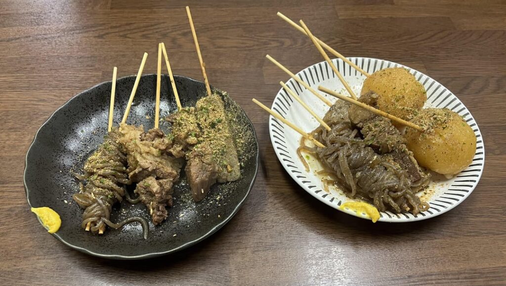 "Shizuoka oden" is a local dish eaten in Shizuoka Prefecture. It is characterized by being topped with a fish powder called "dashiko."