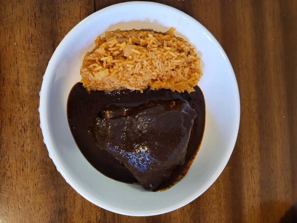 Mole Negro con Pollo Ahumado.