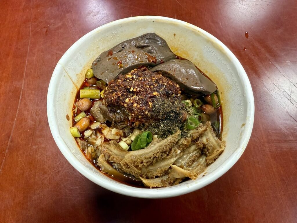 Local Sichuan restaurant does not play Local Sichuan restaurant does not play