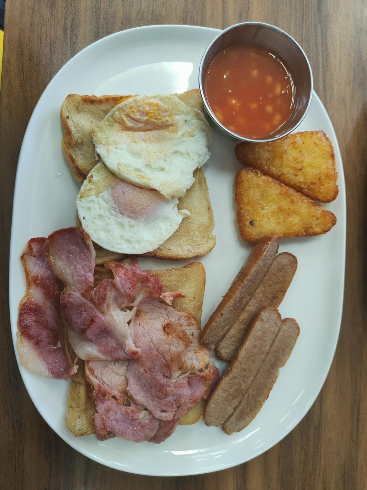 Starburger Croydon - £9.95 English Breakfast - 2 fried eggs, 2 sausages (pork), 2 hash browns, 2 bacon, 2 fried slice