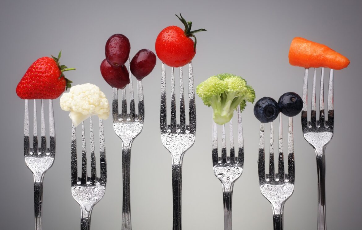 Mediterranean and vegetarian diets boost heart health by improving novel CVD markers Study: Effects of a dietary intervention with lacto-ovo-vegetarian and Mediterranean diets on apolipoproteins and inflammatory cytokines: results from the CARDIVEG study. Image Credit: Brian A Jackson / Shutterstock