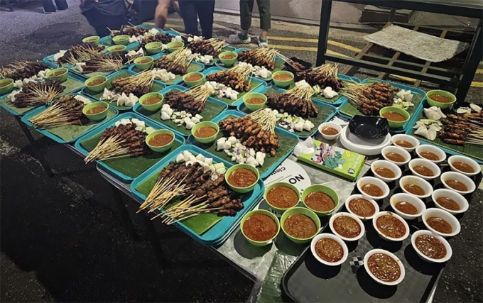 A wide range of grilled dishes are offered at Lau Pa Sat. Photo courtesy of Lau Pa Sat