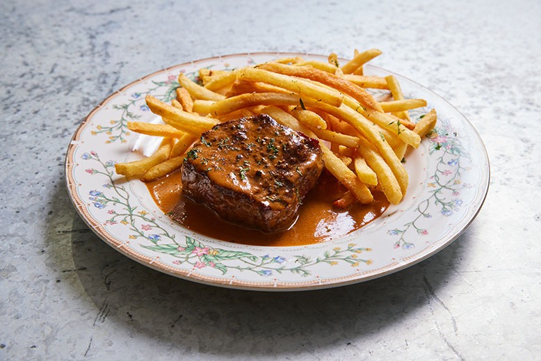 Steak frites in sauce au poivre at Café le Jardin in Audubon