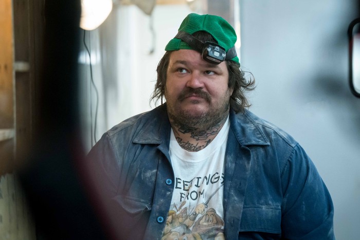 THE_BEAR_203_0749R Matty Matheson as Neil Fak in The Bear, with dirt all over his clothes