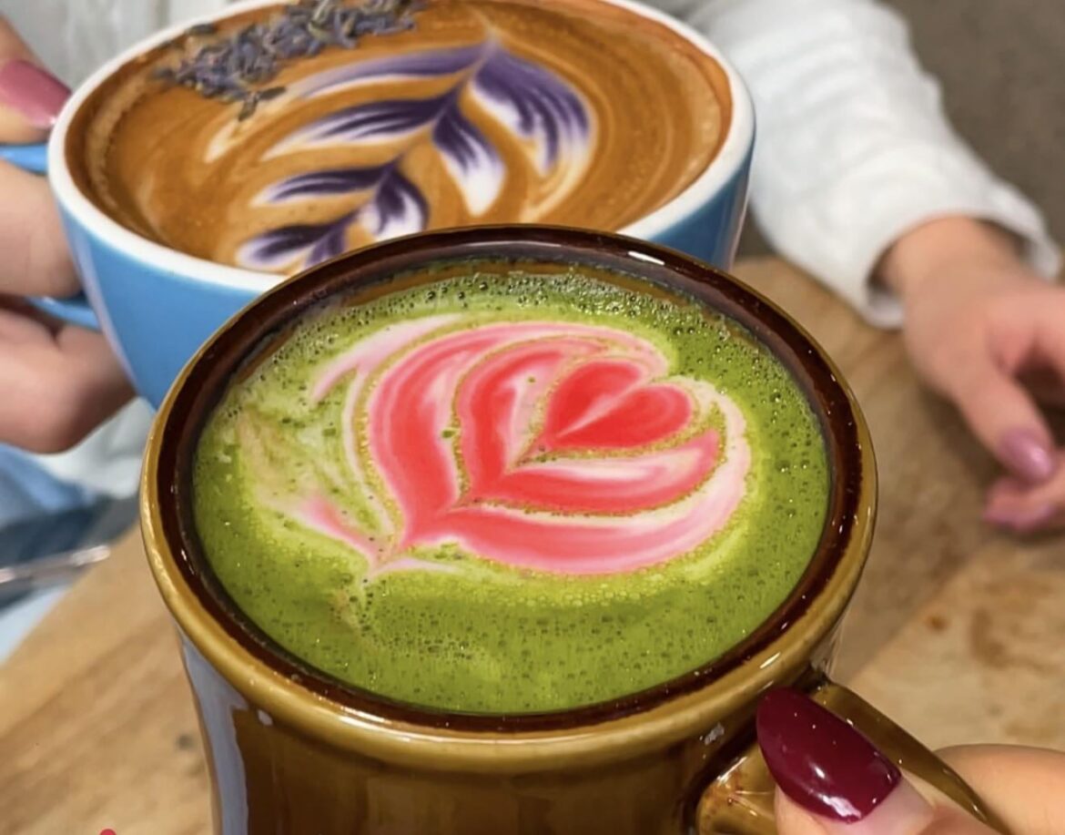 How to achieve this rose matcha on top? The drawing.