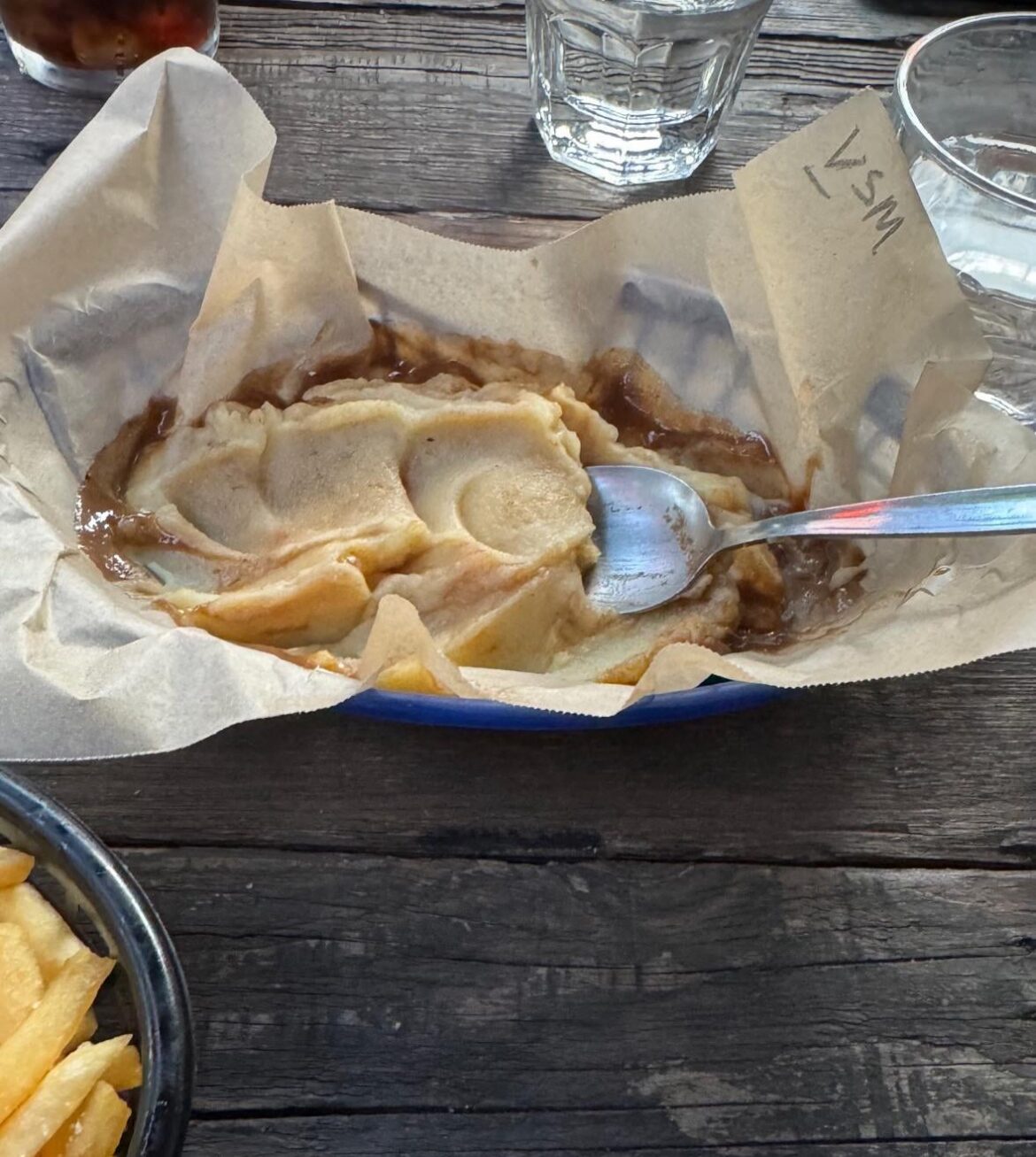 Mashed potatoes WITH gravy in a fry basket 🥲