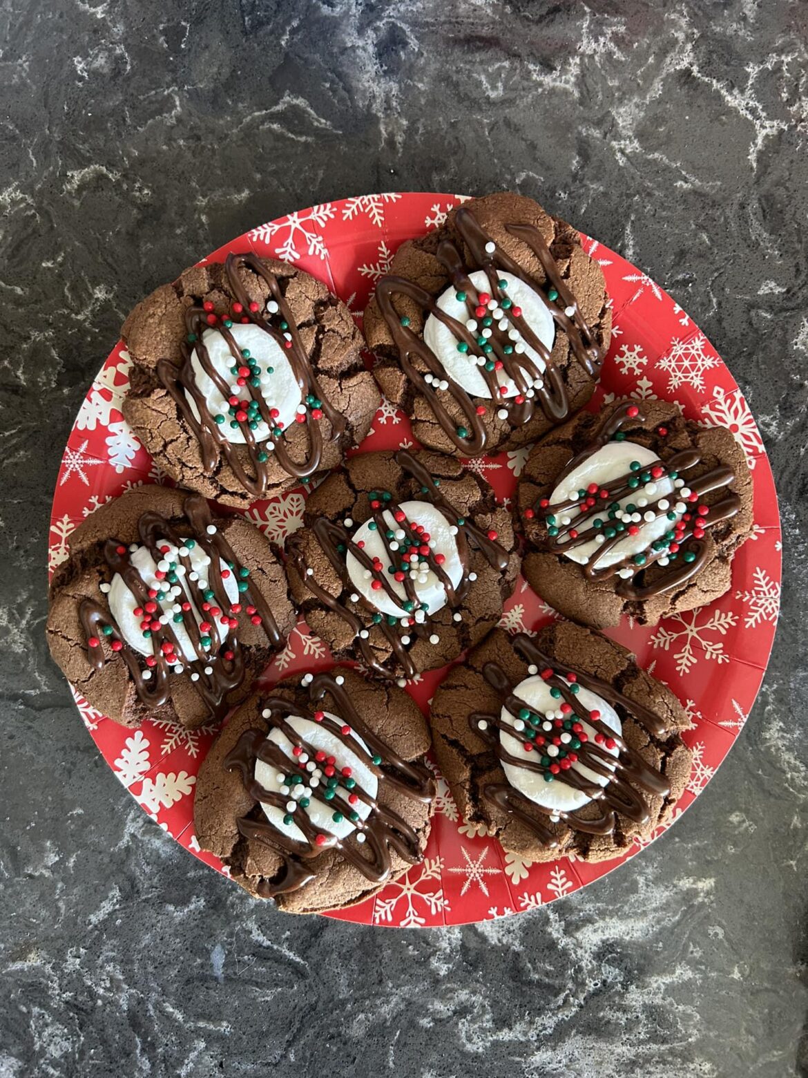 First time making Hot Cocoa Cookies🍪😋 and I’m in love. They’re definitely going to be a new family favorite! RECIPE BELOW