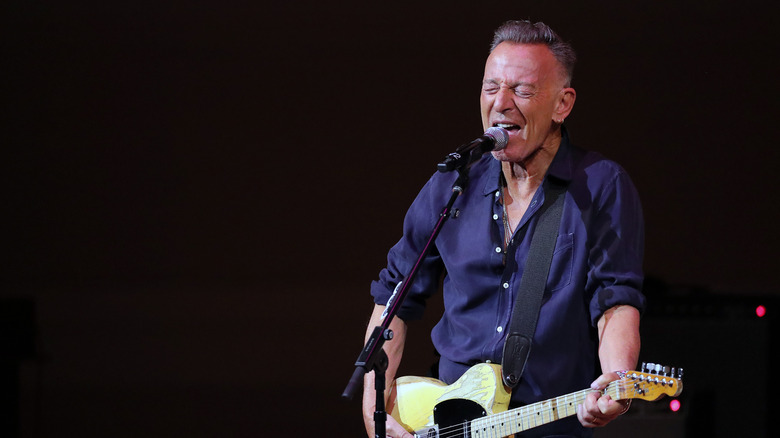 bruce springsteen performing