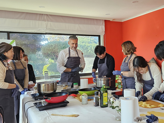 Participants are seen cooking pasta and other dishes during a master class event held as part of last year's Week of Italian Cuisine at High Street Italia in Gangnam District, southern Seoul. [EMBASSY OF ITALY]