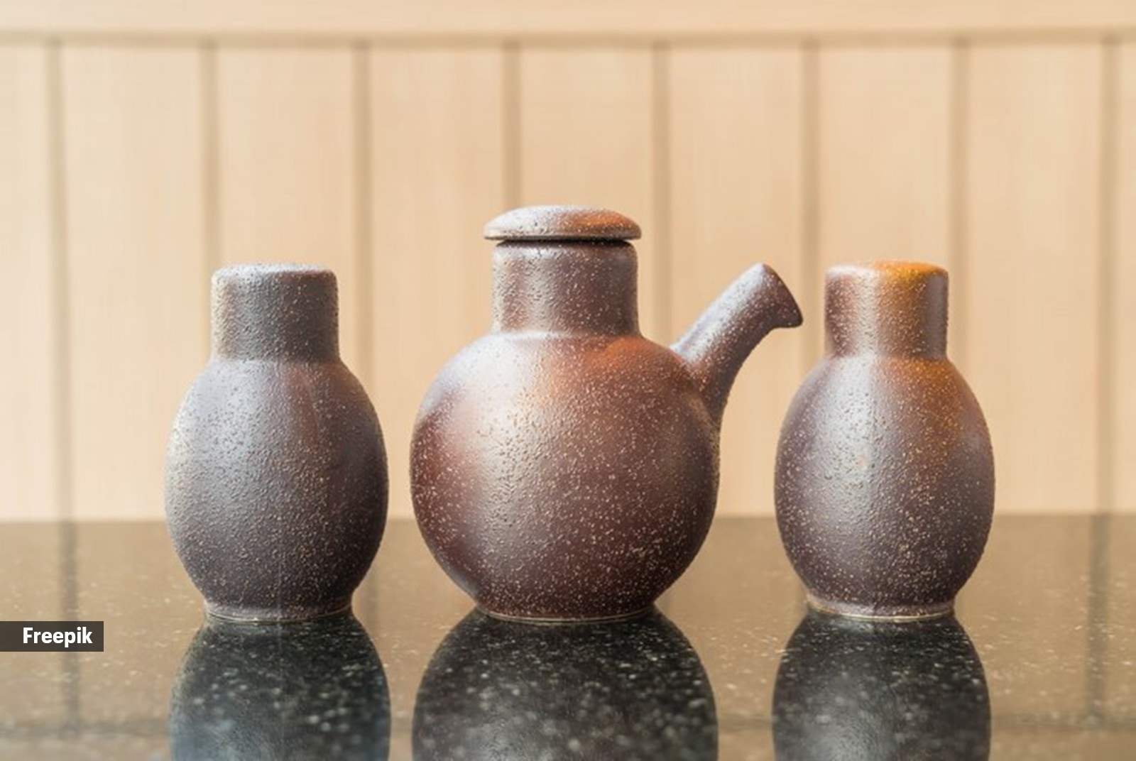 Ceramic, stainless steel, and dark glass are the finest materials to store olive oil in order to maintain its flavour and health advantages.