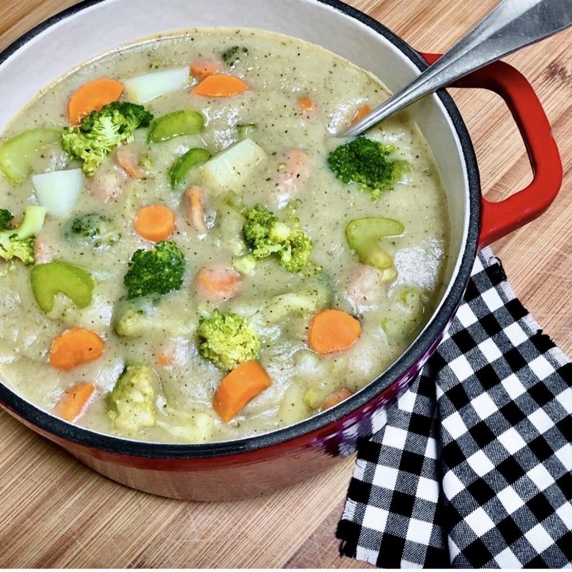 Vegan Broccoli Potato Soup 🥦🥕🥔 comfort in a bowl