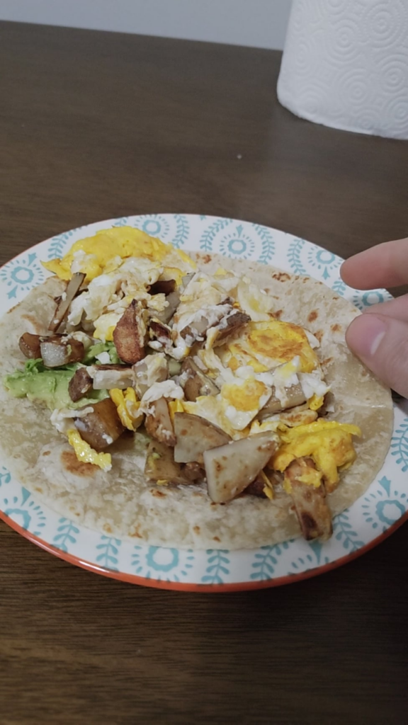 Taco de papa con huevo y aguacate