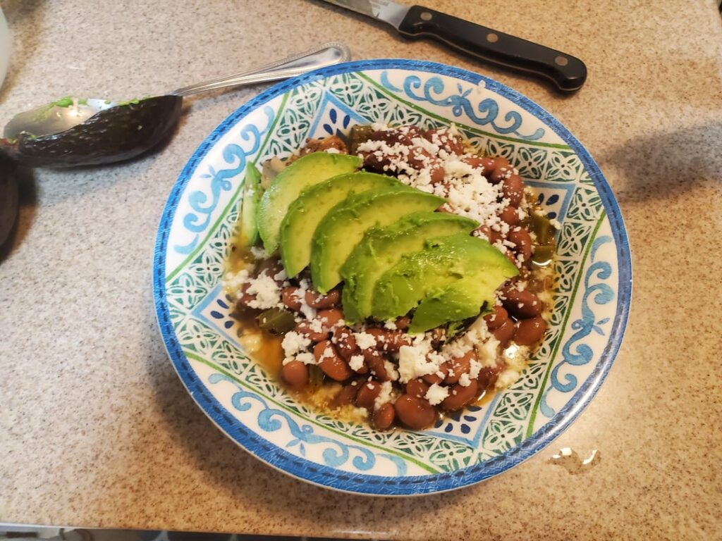 Costillas en chile verde con nopales y frijoles