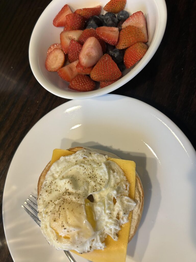 Breakfast-egg&cheese bagel with fruit