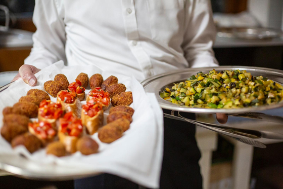 A chef holds up plates of Italian dishes during a cooking master class event held as part of last year's Week of Italian Cuisine at High Street Italia in Gangnam District, southern Seoul. [EMBASSY OF ITALY]