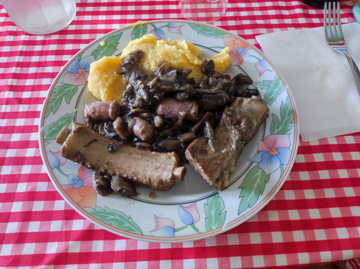 Sunday lunch in Italy: pork ribs, sausage, mushrooms and polenta. 😋