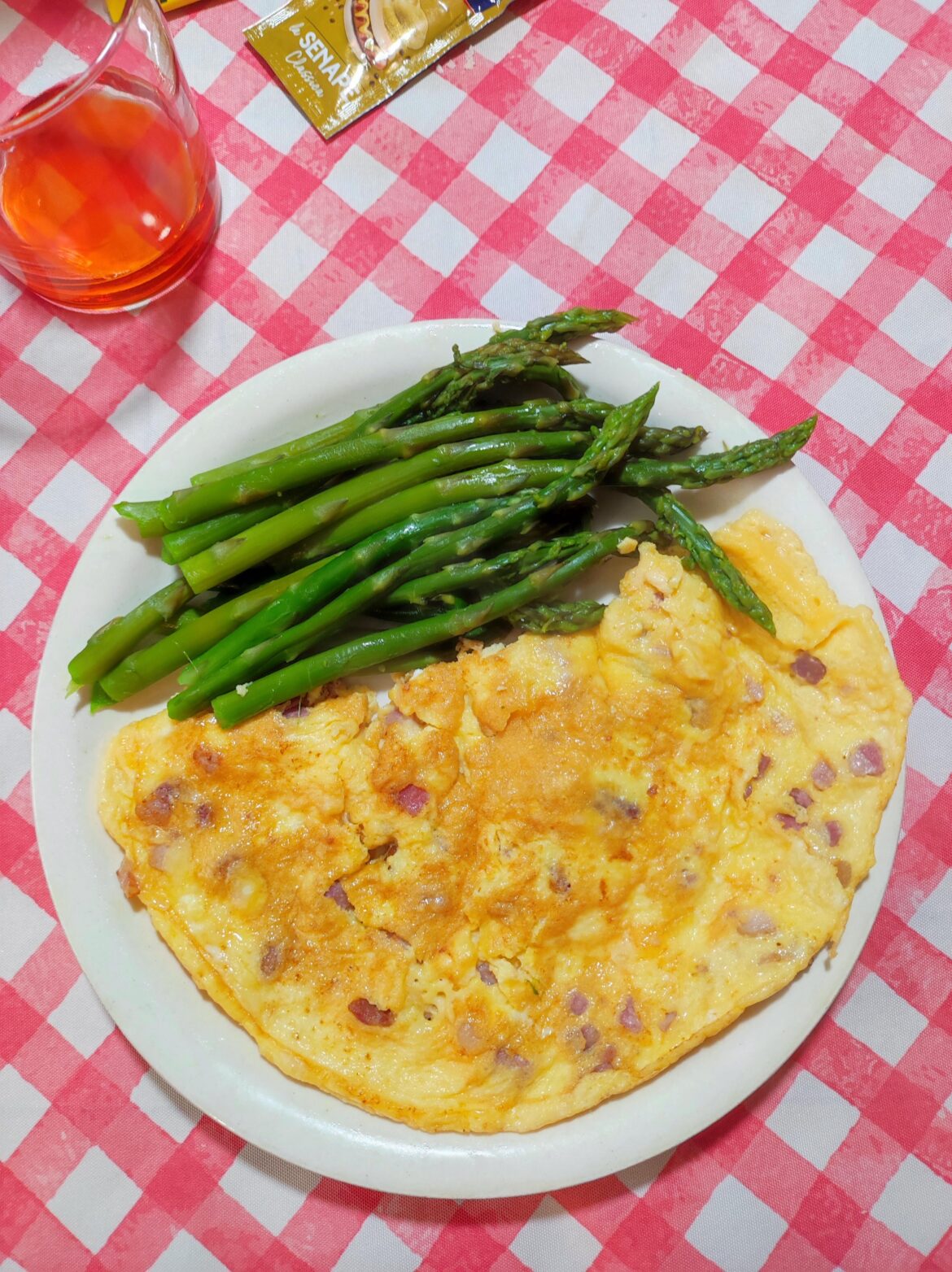 Frittata con formaggio pancetta ed asparagi (omelette with cheese, bacon and asparagus).