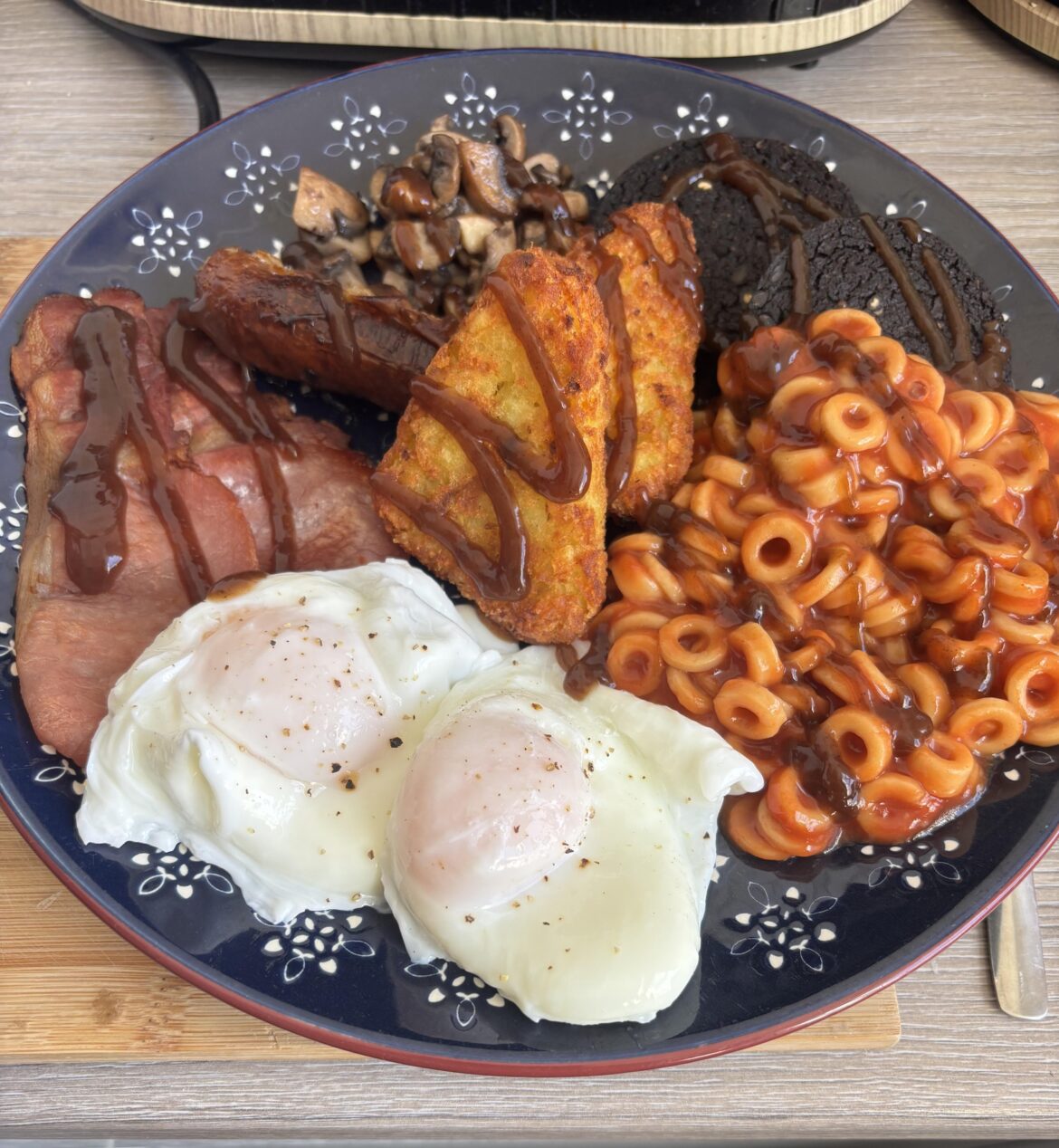 My Sunday morning breakfast. The spaghetti hoops may be controversial, but I love them on a breakfast. Maybe a little bit heavy on the brown sauce 😂