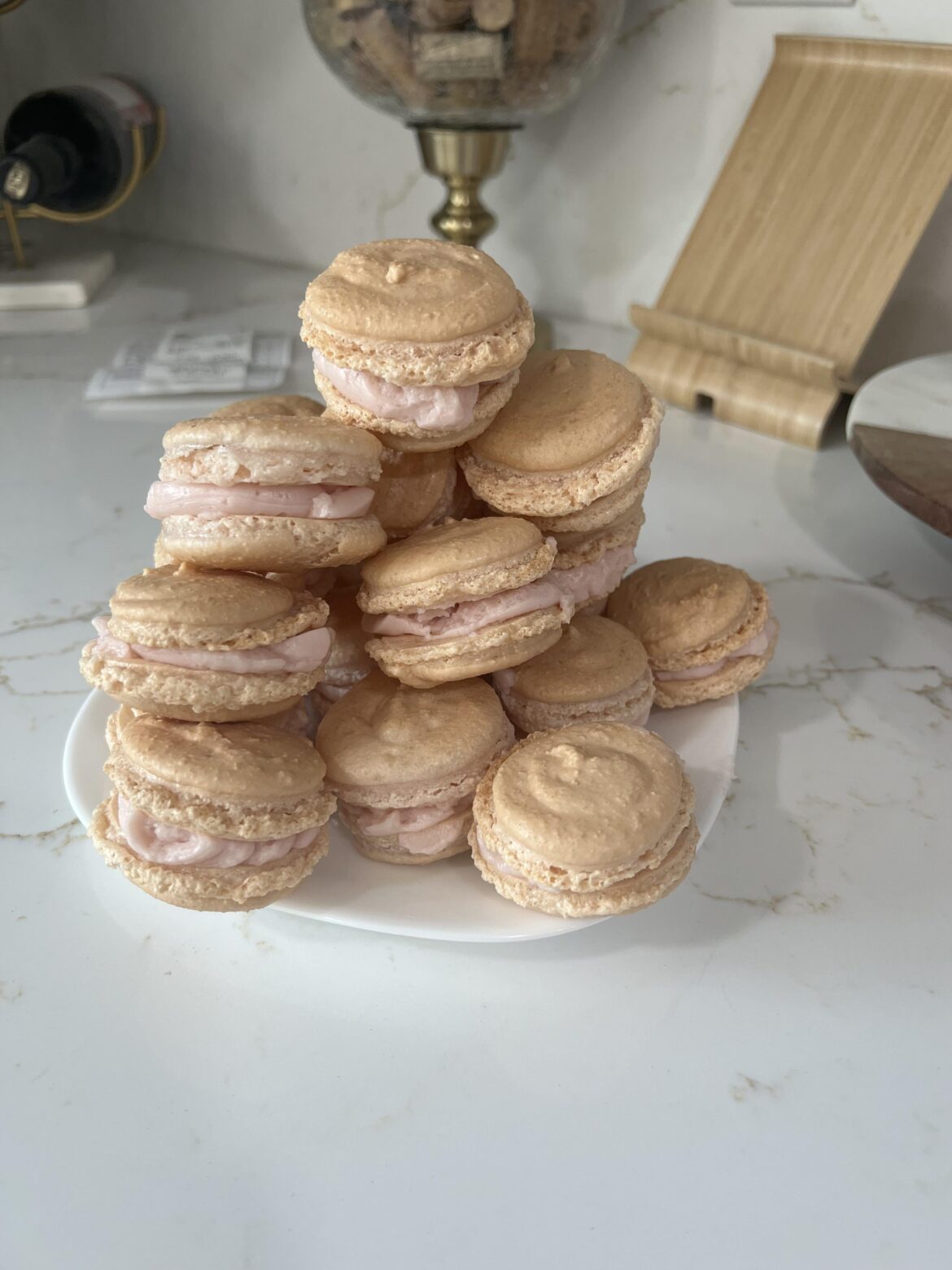 First time poster on this sub here ! And also my first time making macarons!!