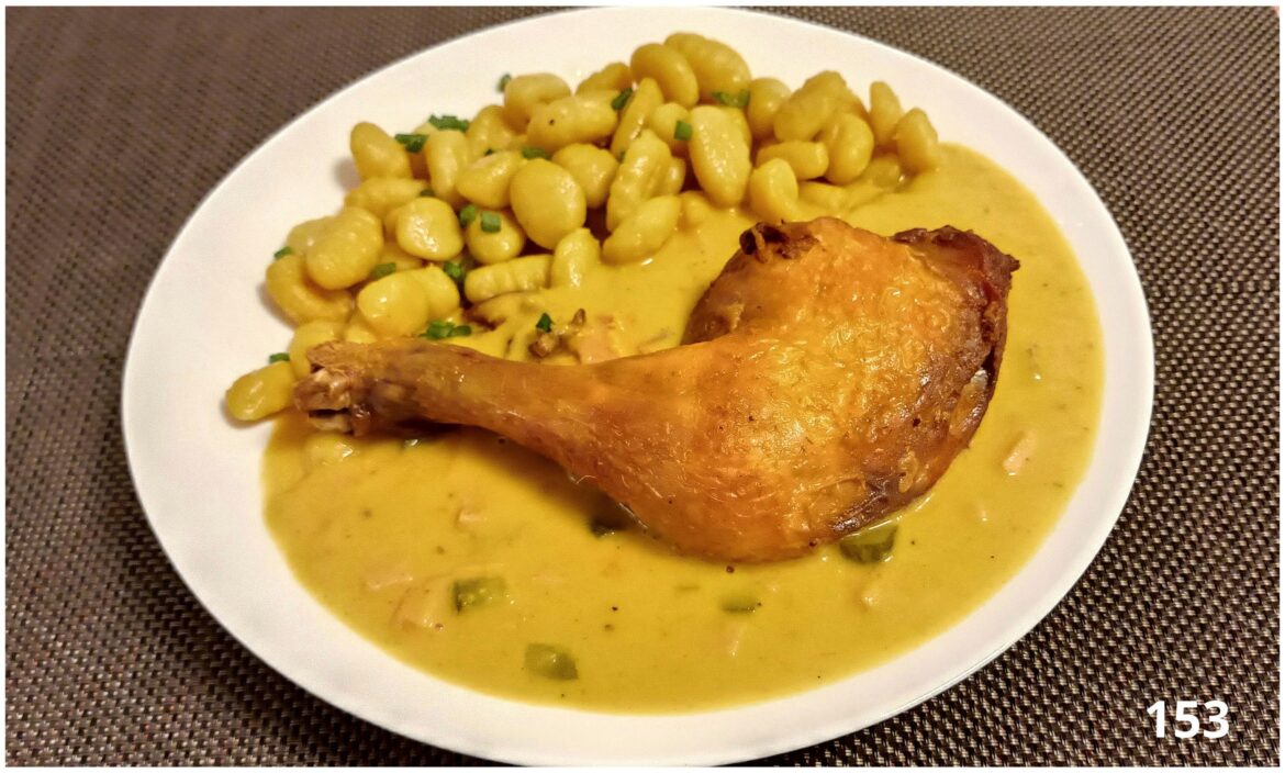 Roasted chicken leg, Hamburk sauce with cream (NO hamburger!) and gnocchi.