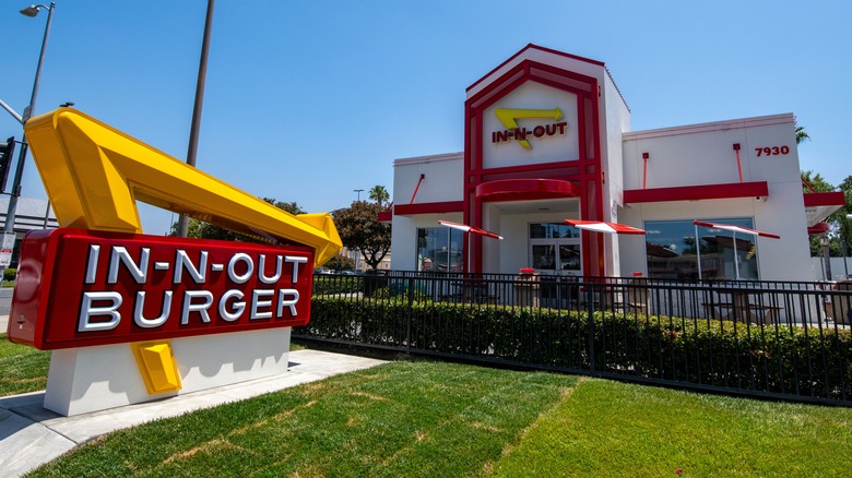 The exterior of an In-N-Out Burger in California