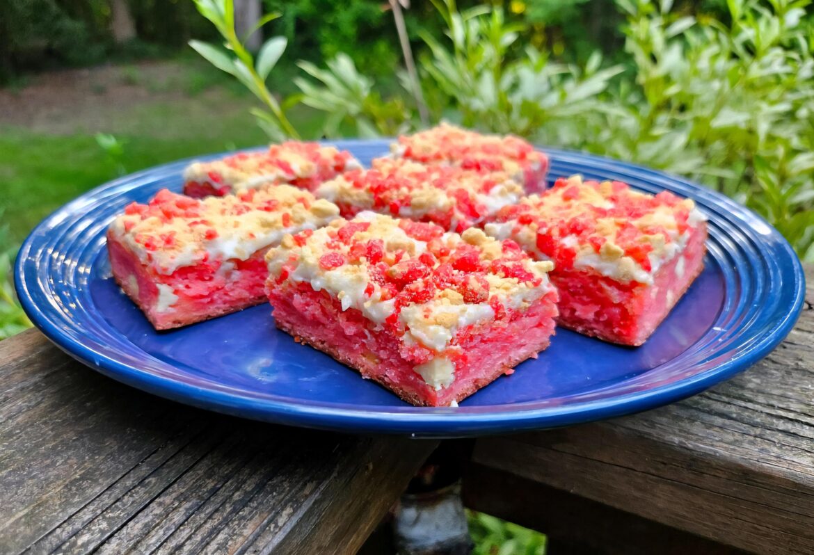 I made strawberry crunch blondies today & oh my god 🔥 [OC]