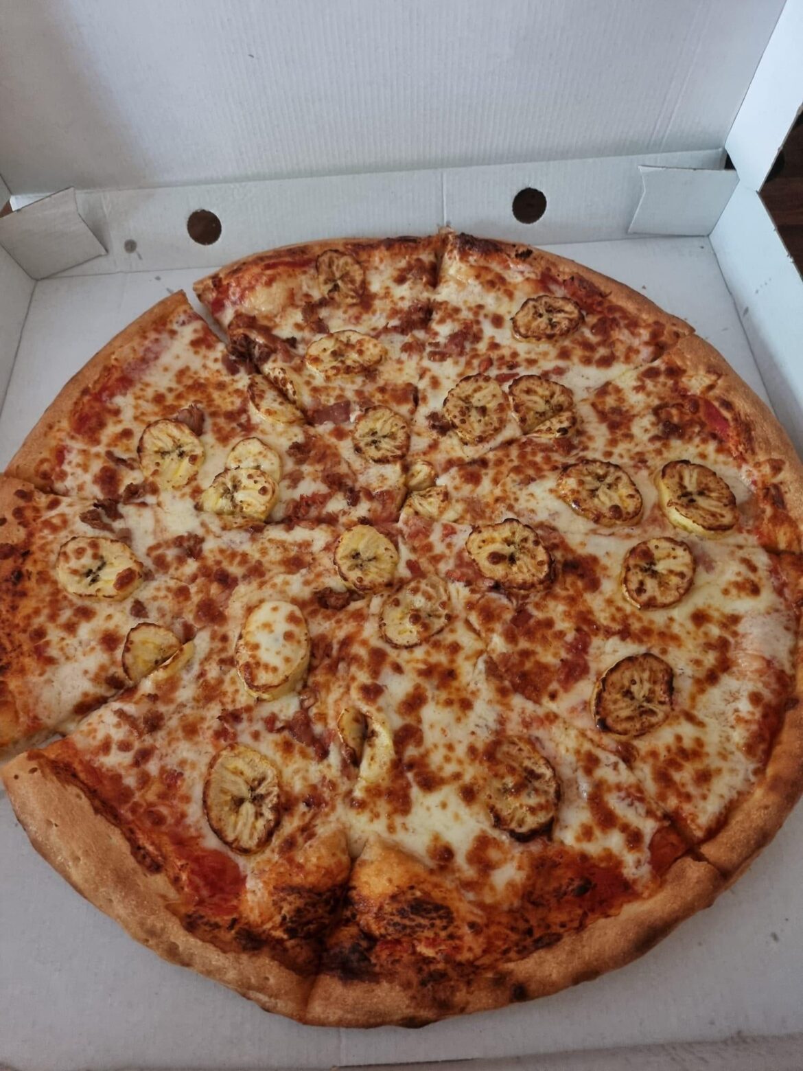 Met a guy on a dating app and this is what food he provides for said date - TUNA AND BANANA PIZZA