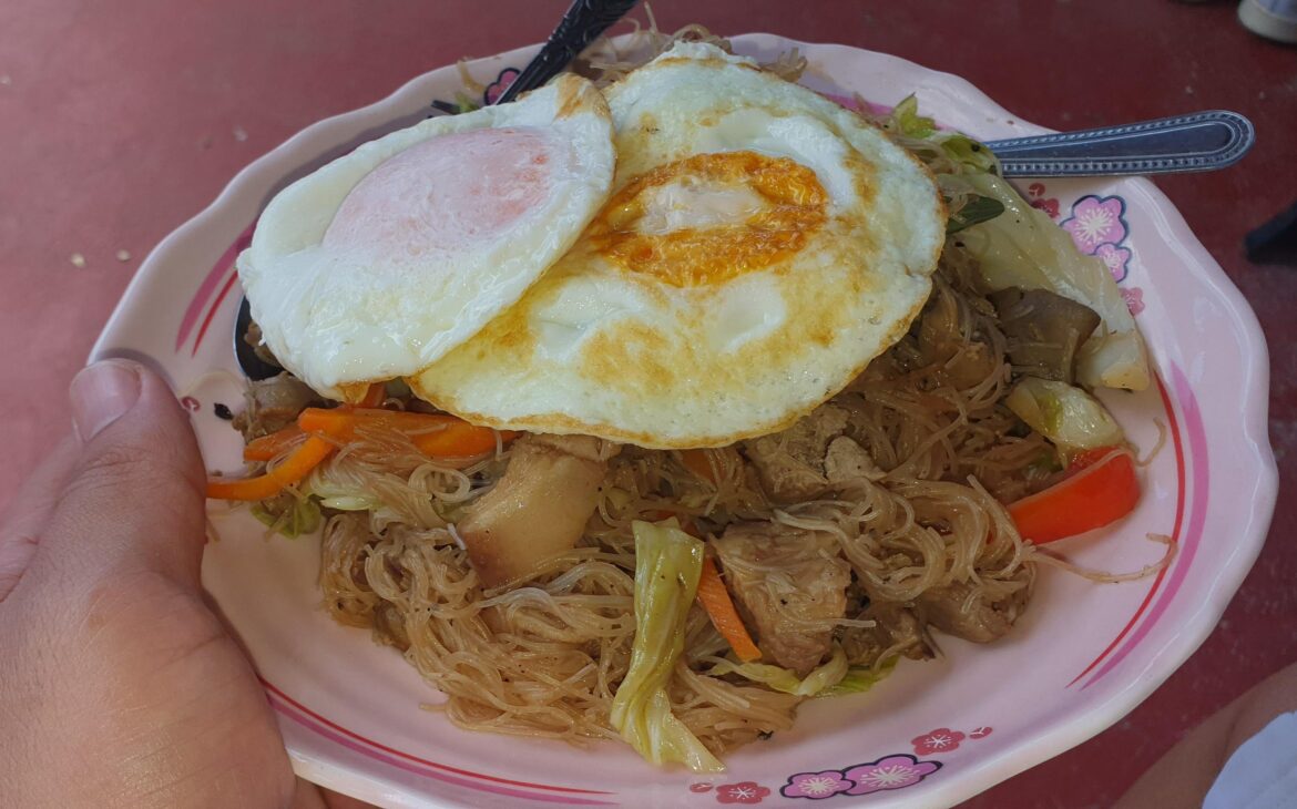 Fried eggs with rice noodles