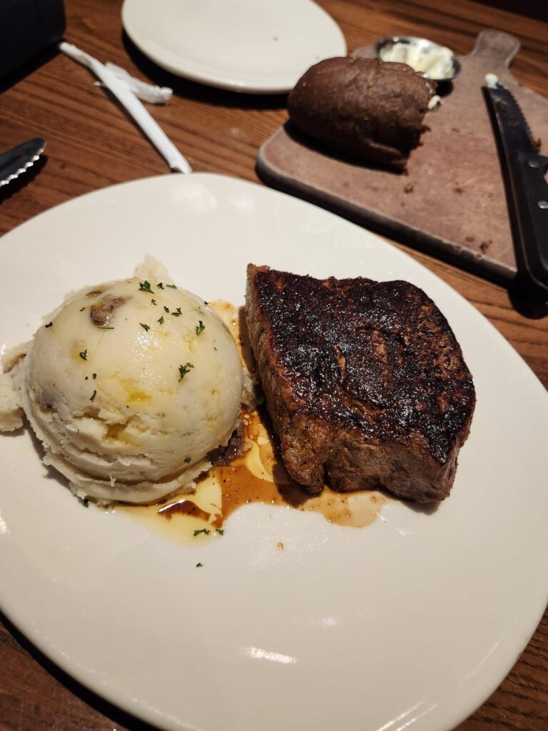Outback doesn't miss, 8oz center cut sirloin with sides for $20? Perfect cook, sensational.