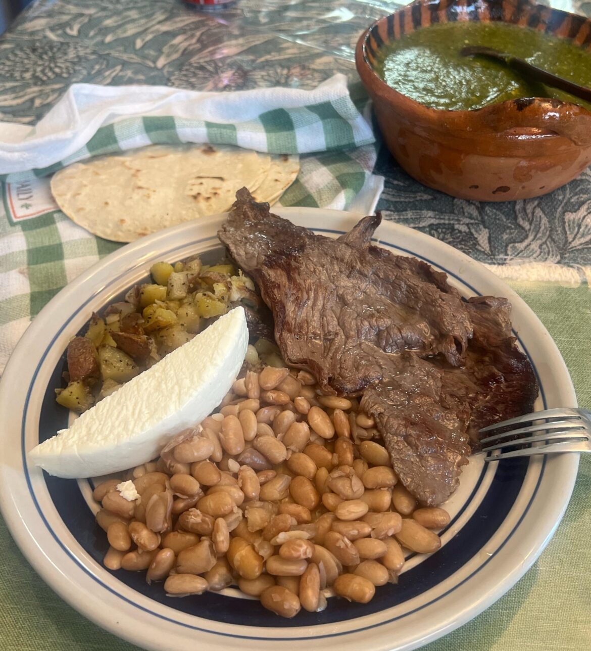 Cesina, papitas y frijoles